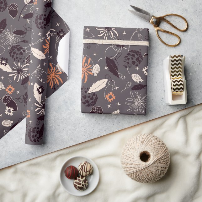 Blume, Eichhörnchen, Kiefernzapfen, graue Sterne Geschenkpapier (Kunsthandwerk)