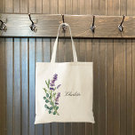 Blume für Lavendelviolette Eukalyptus Tragetasche<br><div class="desc">Weiß,  mit Lavendel-Blume und Eukalyptusgrün dekoriert. Personalisieren Sie Ihren Namen und fügen Sie ihn hinzu. Schwarze Buchstaben.</div>