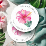 Blume für tropische Hochzeiten und Hibisken Runder Pappuntersetzer<br><div class="desc">Fügen Sie eine Touch tropischer Eleganz zu Ihrer Probe Abendessen oder Verlobung mit diesen personalisierten Untersetzer. Dieses Design mit einer Nachbildung meiner originalen Aquarellbilder zeigt lebendige Hibiskus-Blume und üppige Monstera-Palmen-Blätter in atemberaubenden Rosa- und Grüntönen. Diese Untersetzer sind perfekt für eine Hochzeit in Urlaubsort in Florida oder in einer tropischen Umgebung...</div>
