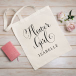 Blume Girl Personalisierte Hochzeit Tragetasche<br><div class="desc">Die Holiday Blume Tote-Tasche bietet moderne,  schwarz wirbelnde Kalligraphie-Skripte mit elegantem Vornamen-Text,  den Sie personalisieren können. Sehen Sie sich unsere koordinierenden Brautparty-Designs an!</div>