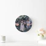 Blume Girls Paper Lanterns Vintage Art Deco Runde Wanduhr<br><div class="desc">Maßgeschneiderte, personalisierte, Vintage Kunstliebhaber der höchsten Qualität Grade-A Acryl Rundwand, mit einer schönen, bezaubernden, aufwändigen, detailreichen Vintagen Meisterwerk Öl auf Leinwand Malerei, von John Singer Sargent, von lililililies Nelken Rose Mädchen und Papier Laternen. Die Uhr zeigt Text in eleganten Imitaten goldtypografisches Skript. Fügen Sie einfach Ihren Text / Namen /...</div>
