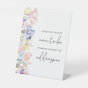 Blume hilft der betrieblichen Mama, einen Umschlag Sockelschild