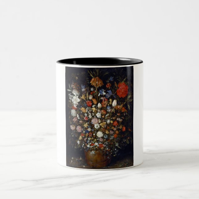 Blume in einem Holzschiff (von Jan Brueghel) Zweifarbige Tasse (Mittel)