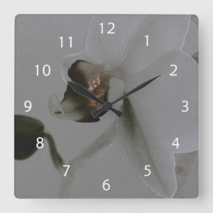 Blume in Grau Quadratische Wanduhr