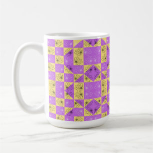 Blume in lila-goldenem karierten geometrischen Mus Kaffeetasse