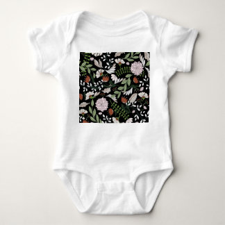 Blume mit antiken Gravierungen handbemalt Baby Strampler