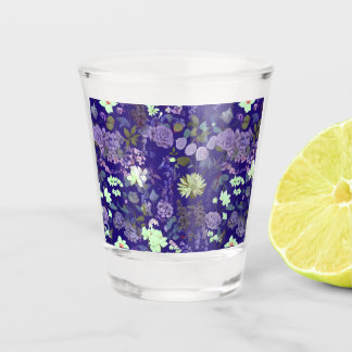 Blume mit eleganter und geheimnisvoller Atmosphäre Schnapsglas
