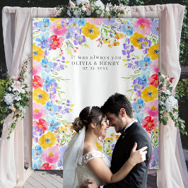 Blume mit hellen Frühlingsfarben im Hintergrund Wandteppich