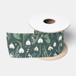 Blume mit weißem Schnee auf Grün Satinband