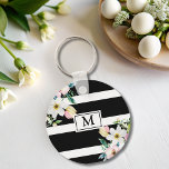 Blume Monogramm Schwarz-weiß gestrichen Schlüsselanhänger<br><div class="desc">Dieser stilvolle Schlüsselanhänger mit zarten Blumenmustern und Set auf einem klassisch schwarz-weiß gestreiften Hintergrund verleiht jedem Accessoire einen raffinierten und dennoch spielerischen Akzent. Personalisieren Sie es mit Ihrem eigenen Monogramm für eine wirklich einzigartige Touch.</div>