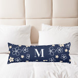 Blume-Rettro Seitenschläferkissen<br><div class="desc">Marineblau mit einem im Retro-Stil gehaltenen Blumenmuster in Weiß und Creme. Personalisieren und fügen Sie Ihren Monogramm-Buchstaben,  initial.</div>