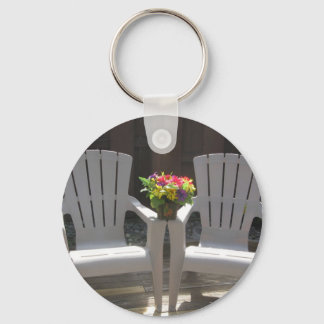 Blume und Adirondack-Stühle Schlüsselanhänger