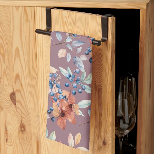 Blume und Berries auf Mauve Geschirrtuch (Drittel gefaltet)