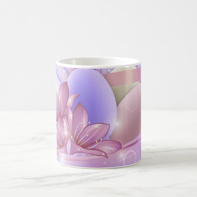 Blume und Eier auf farbenfrohen pastellfarbenen Un Kaffeetasse (Mittel)