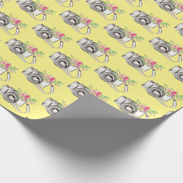 Blume und Kamera auf gelbem Papier Geschenkpapier (Ecke)