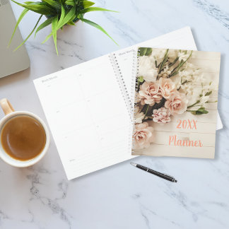 Blume und Rose Bouquet auf rustikalem Holz Planer