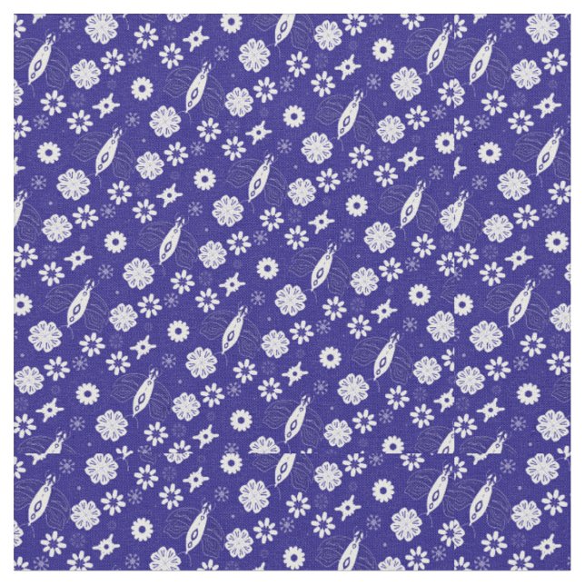 Blume und Schmetterlinge, blau-weiß Stoff (Nahaufnahme)