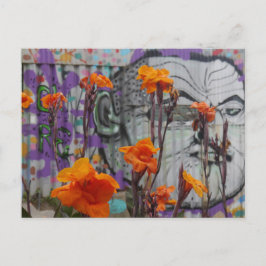 Blume und Street Art in Valparaiso, Chile Postkarte