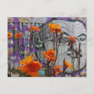 Blume und Street Art in Valparaiso, Chile Postkarte