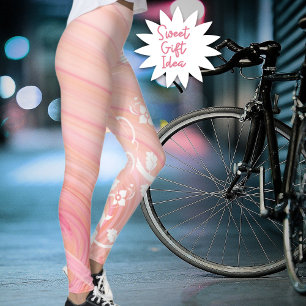 Blume- und Weinflansch über Pfirsich und rosa Leggings