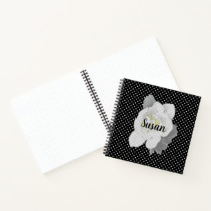 Blume "White Gardenia" auf dem Schwarz-Weiß-Polka- Notizbuch