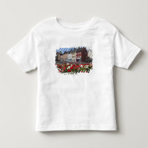 Blumen entlang einer Straße in einem Wohnbereich Kleinkind T-shirt