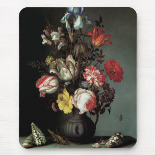Blumen in einer Vase mit Muscheln und Insekten Mousepad