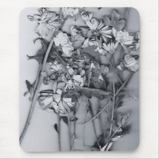 Blumen in Schwarz und Weiß Mousepad
