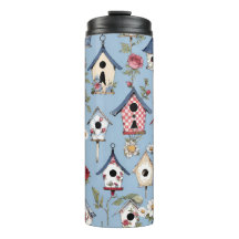 Blumen-Patchwork-Vogelhäuschen und himmelblauer Hi