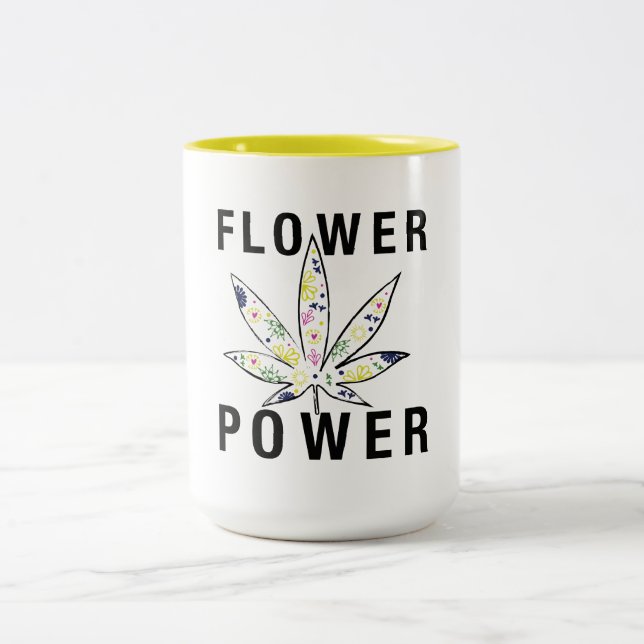 Blumen-Power Zweifarbige Tasse (Mittel)