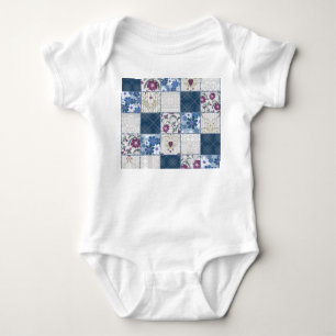 Blumen-Spitze: Nahtloser Patchwork-Hintergrund. Baby Strampler