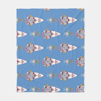 Blumen- und Parfüm-Blumenstrauß-Bundle auf blau Fleecedecke