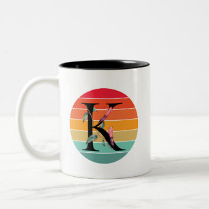 Blumenalphabet K Retro-Sonnenuntergang-Monogramm   Zweifarbige Tasse