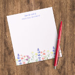 Blumenbeete Wildblumen vom Schreibtisch aus Notizblock<br><div class="desc">Lilac Notizblock personalisiert mit Ihrem Namen. Eine farbenprächtige Blumenillustrierung fügt eine elegante Touch hinzu.</div>