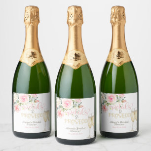 Blumenblätter und Prosecco