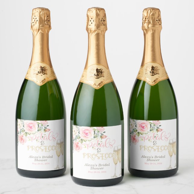 Blumenblätter und Prosecco (Flaschen)