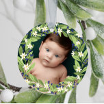 Blumenblauer Berries Grünes Foto Keramik Ornament<br><div class="desc">Schönes Blumengeschmack mit Ihrem Foto in einem blumenbeerigen Kranz von Salbeigrün,  weißen Blume und blauen Beeren. Geben Sie den Namen Ihres Babys und das Jahr auf der Rückseite ein.</div>
