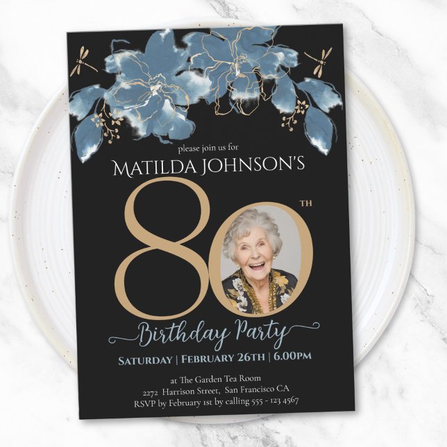 Blumenblauer Schwarz Gold Custom Foto 80. Geburtst Einladung (Floral Blue Black Gold Custom Photo 80th Birthday Invitation)