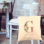 Blumenbrief G Pink und Ivory Bouquet Tragetasche<br><div class="desc">Personalisierte Tasche mit Ihrem Monogramm - Name und Original. Der Blumenbuchstabe G ist in Rose rosa Glitzer gestaltet und mit einem rosa und Elfenbeinbukett aus Aquarellfarben und Grün dekoriert. Die Vorlage ist für Sie Set, um Ihren Namen in staubigen rosa handgeschriebenen Skripten hinzuzufügen. Ein wunderschönes und elegantes Geschenk für Frauen...</div>