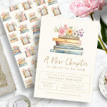 Blumenbücher Einladung Bridal Dusche<br><div class="desc">Mit der Einladung "Ein neues Kapitel ist kurz davor zu erzählen" beginnt eine neue Reise. Dieses Design erfasst den poetischen Übergang von Lebenskapiteln durch die hübschen Aquarellbilder von Wildblumen und Büchern in sanften Farbtönen. Die Einladung enthält eine Mischung aus Retro-Vintager Schreibmaschine und trendigen Schriftart mit handgeschriebenen goldenen Schriften, die alle...</div>