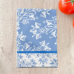 BlumenDamast Weißes Cornflorblau mit Border Geschirrtuch<br><div class="desc">Ein Küchentuch mit elegantem Damast-Muster aus Vintagen Gänsen und Blätter mit weißen Schriftrollen in Maisblauer,  mit einem blauen Rahmen in Weiß.</div>