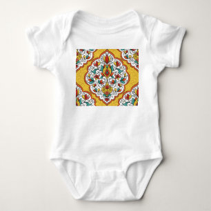 Blumendekoration: Türkische indische Motive. Baby Strampler