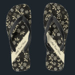 Blumeneleganz dreht Reinfälle um - fertigen Sie Flip Flops<br><div class="desc">Reizendes BlumenBlätterthema im empfindlichen hellen Goldmuster über Schwarzem mit diagonalem hellem Goldstreifen. Diese drehen Reinfallsandelholze haben die Textbereiche um,  die zu Ihnen bereit sind besonders anzufertigen oder zu löschen.</div>