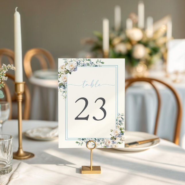 Blumenfloral Blauer Tischtafel mit weißer Rose Tischnummer (White Roses Floral Watercolor 
Eucalyptus Dusty Blue Script Table Number Card)