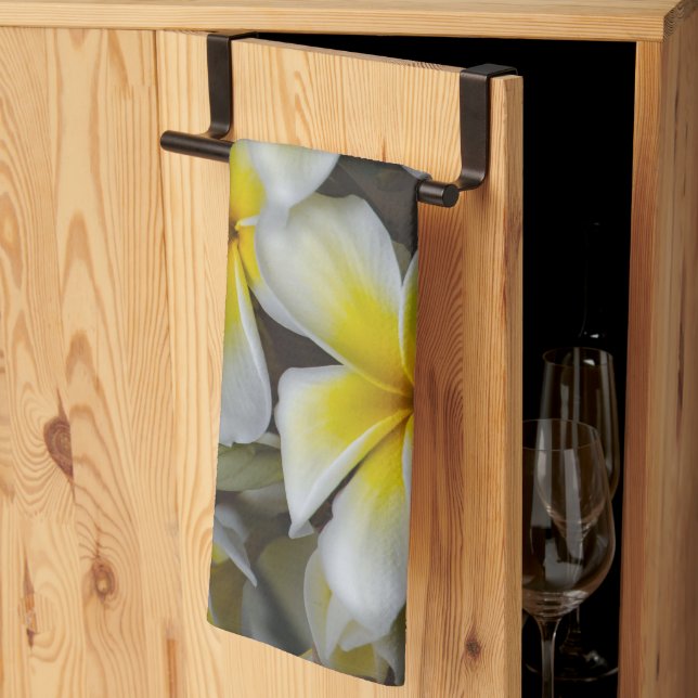 Blumenfotografie, Gelbe Plumeria-Blume Geschirrtuch (Drittel gefaltet)