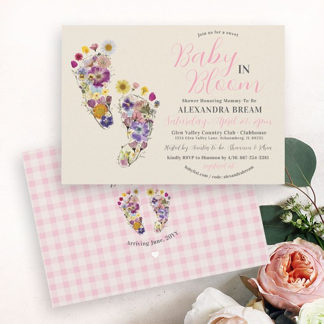 Blumenfußabdruck Beige Baby Girl Dusche Einladung (Cute pink gingham pressed wildflower floral footprints Baby in Bloom Beige Baby Shower invitation)