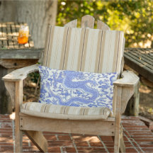 Blumengarten mit weißem chinesischem Drachen im Fr