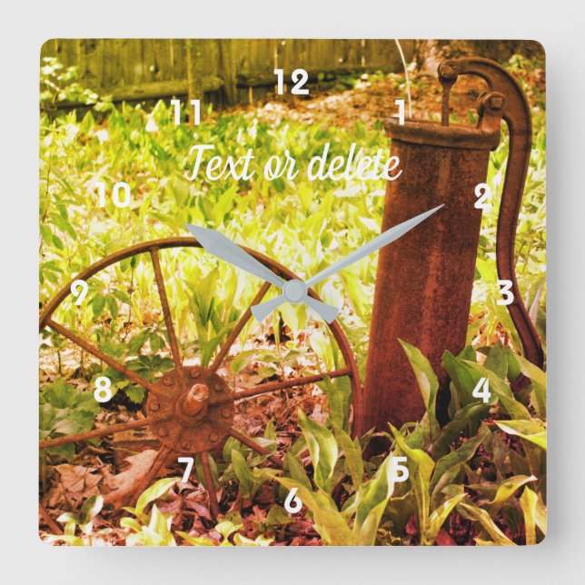 Blumengarten Rusty Wheel und Pump Abstrakt Quadratische Wanduhr (Vorderseite)
