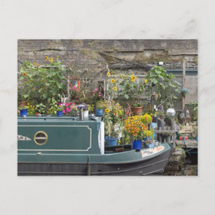 Blumengarten und schmales Boot Postkarte