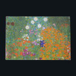Blumengarten (von Gustav Klimt) Fußmatte<br><div class="desc">Dieses Design zeigt ein Gemälde des österreichischen Künstlers Gustav Klimt (1862-1918). Es ist eine Darstellung eines wunderschönen Blumengartens im typisch impressionistischen Stil Klimts. Die Blume sehen fast so aus, als wären sie überfüllt, und es ist unmöglich, sich von ihrer Schönheit nicht zu überwältigen. Die ursprüngliche Arbeit wurde 1907 abgeschlossen und...</div>